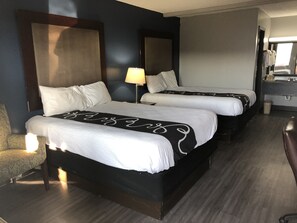 Habitación económica, 2 camas Queen size, para fumadores | Escritorio, cortinas blackout, wifi gratis y ropa de cama 