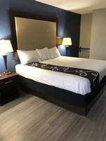 Escritorio, cortinas blackout, wifi gratis y ropa de cama 