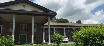 Scottish Inn & Suites