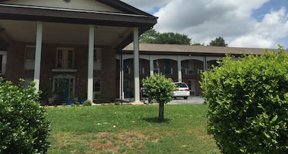 Scottish Inn & Suites