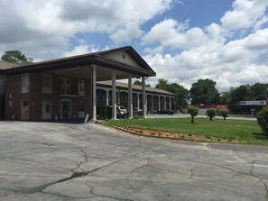 Front of property - Scottish Inn & Suites (Perry)