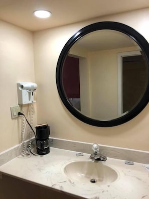 Bañera con ducha, toallas