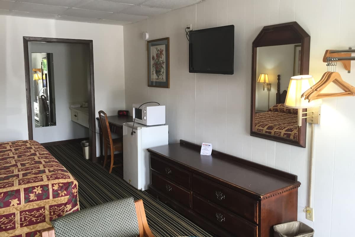 Escritorio, wifi gratis y ropa de cama