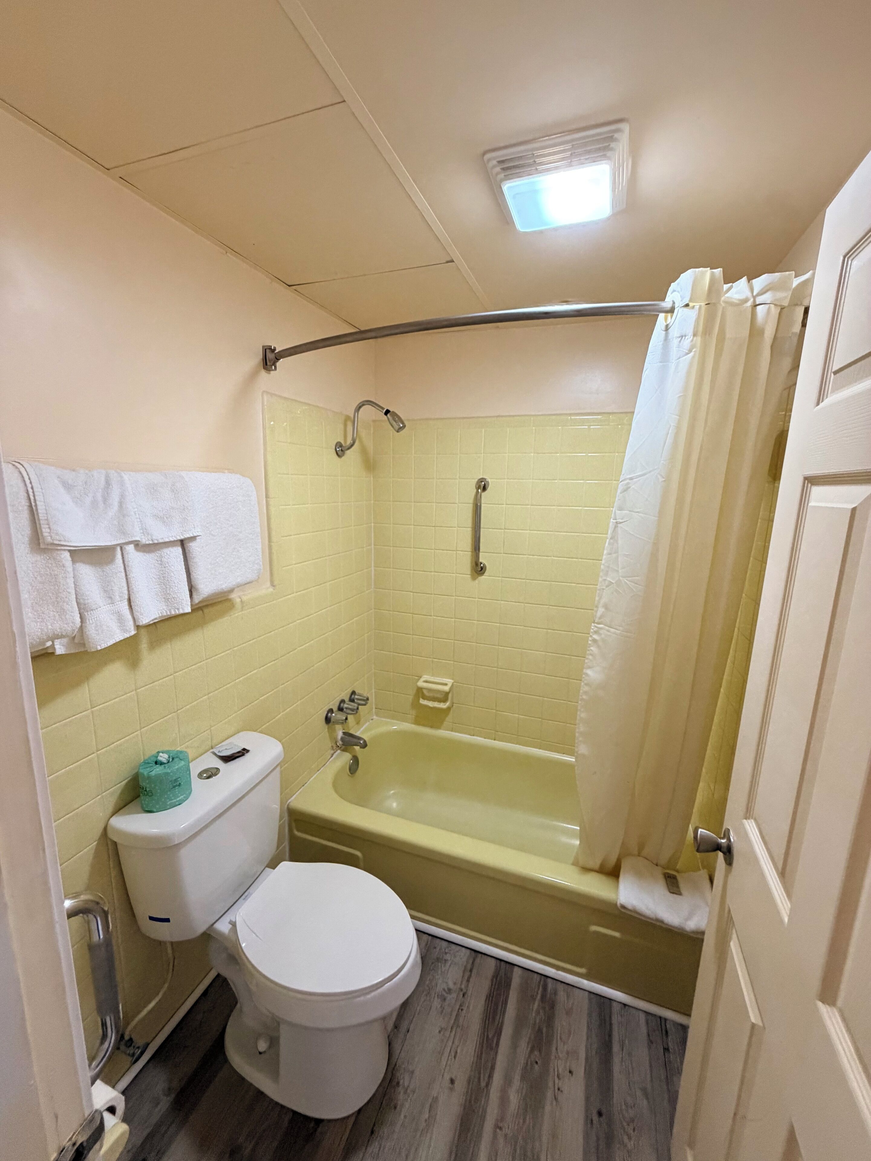 Ducha y bañera combinadas y toallas