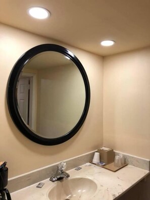 Tina con regadera y toallas 