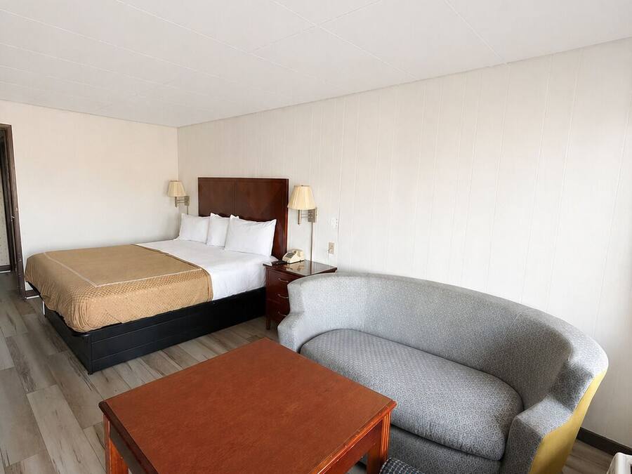 Standard Room, 1 King Bed | Desk, free WiFi, bed sheets