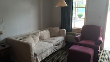 Standard Room, 1 King Bed | Desk, free WiFi, bed sheets