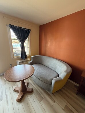 Chambre Standard, 1 très grand lit | Bureau, accès au Wi-Fi (inclus), literie fournie