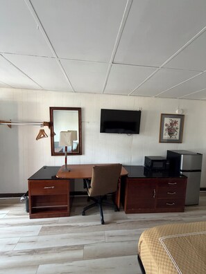 Standard Room, 1 King Bed | Living area | Flat-screen TV