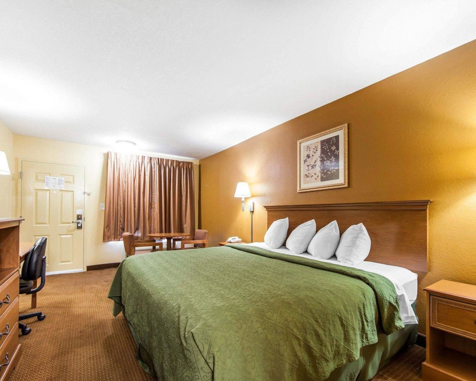 Premium bedding, in-room safe, desk, iron/ironing board