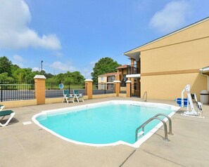 Seasonal outdoor pool - Quality Inn & Suites Cartersville North (White)
