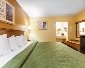 Premium bedding, in-room safe, desk, iron/ironing board - Quality Inn & Suites Cartersville North (White)