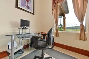 Business centre - Quality Inn & Suites Cartersville North (White)