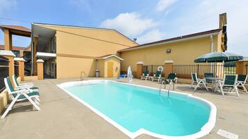 Una piscina al aire libre de temporada