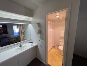 Habitación estándar, 1 cama de matrimonio, no fumadores | Baño | Ducha y bañera combinadas, secador de pelo y toallas