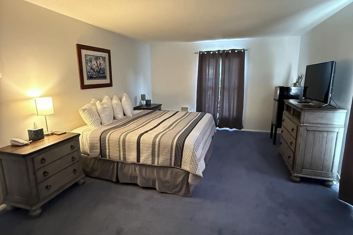 Habitación Deluxe, 1 cama King size | Decoración personalizada y muebles diferentes