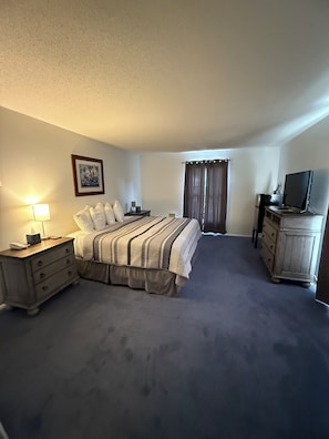 Deluxe Room, 1 King Bed | Individually decorated, individually furnished, laptop workspace - Scottish Inns Osage Beach (Osage Beach)