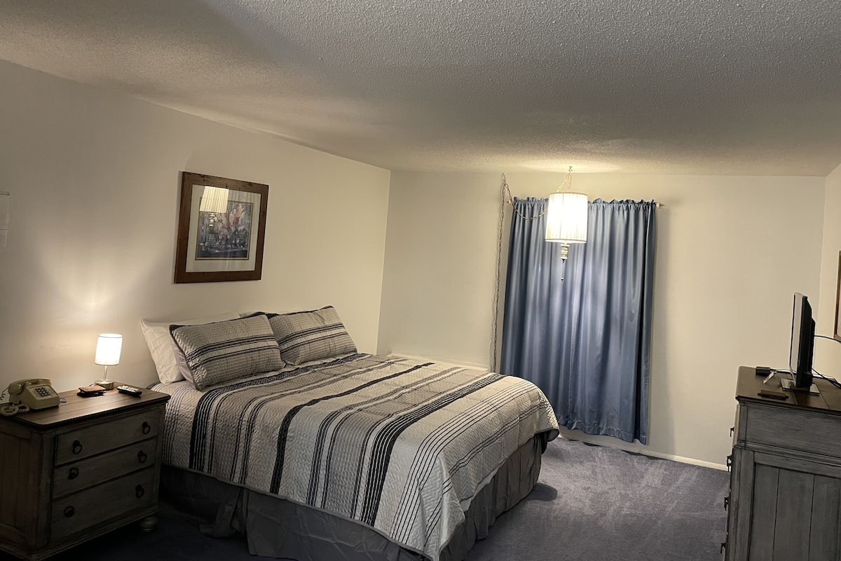 Deluxe Room, 1 King Bed | Individually decorated, individually furnished, laptop workspace