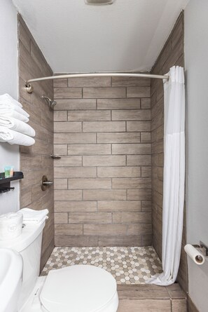 Premium Room, 1 King Bed | Bathroom | Free toiletries, hair dryer, towels, soap - Butler Inn (Oxford)