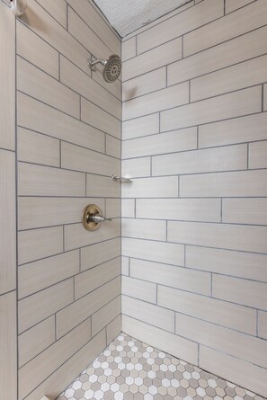 Premium Room, 2 Queen Beds | Bathroom - Butler Inn (Oxford)