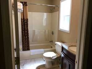 Chambre Standard, 1 très grand lit | Salle de bain | Ensemble douche/baignoire, articles de toilette gratuits, sèche-cheveux