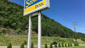 A roadside sign for Scottish Inns. - Scottish Inns Milford (Milford)