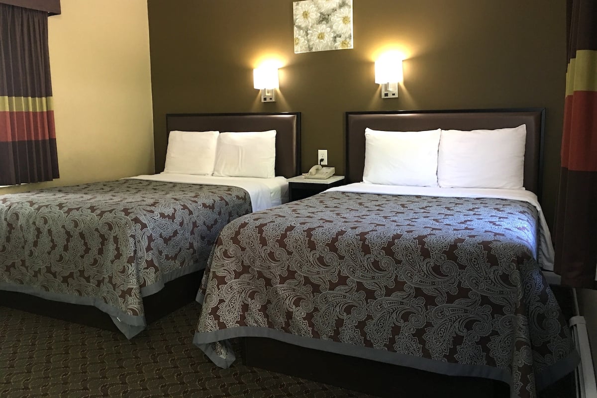 Standard Doubles | Una scrivania, Wi-Fi gratuito, lenzuola