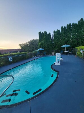 Una piscina al aire libre de temporada