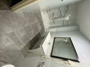 Articles de toilette gratuits, sèche-cheveux, serviettes fournies