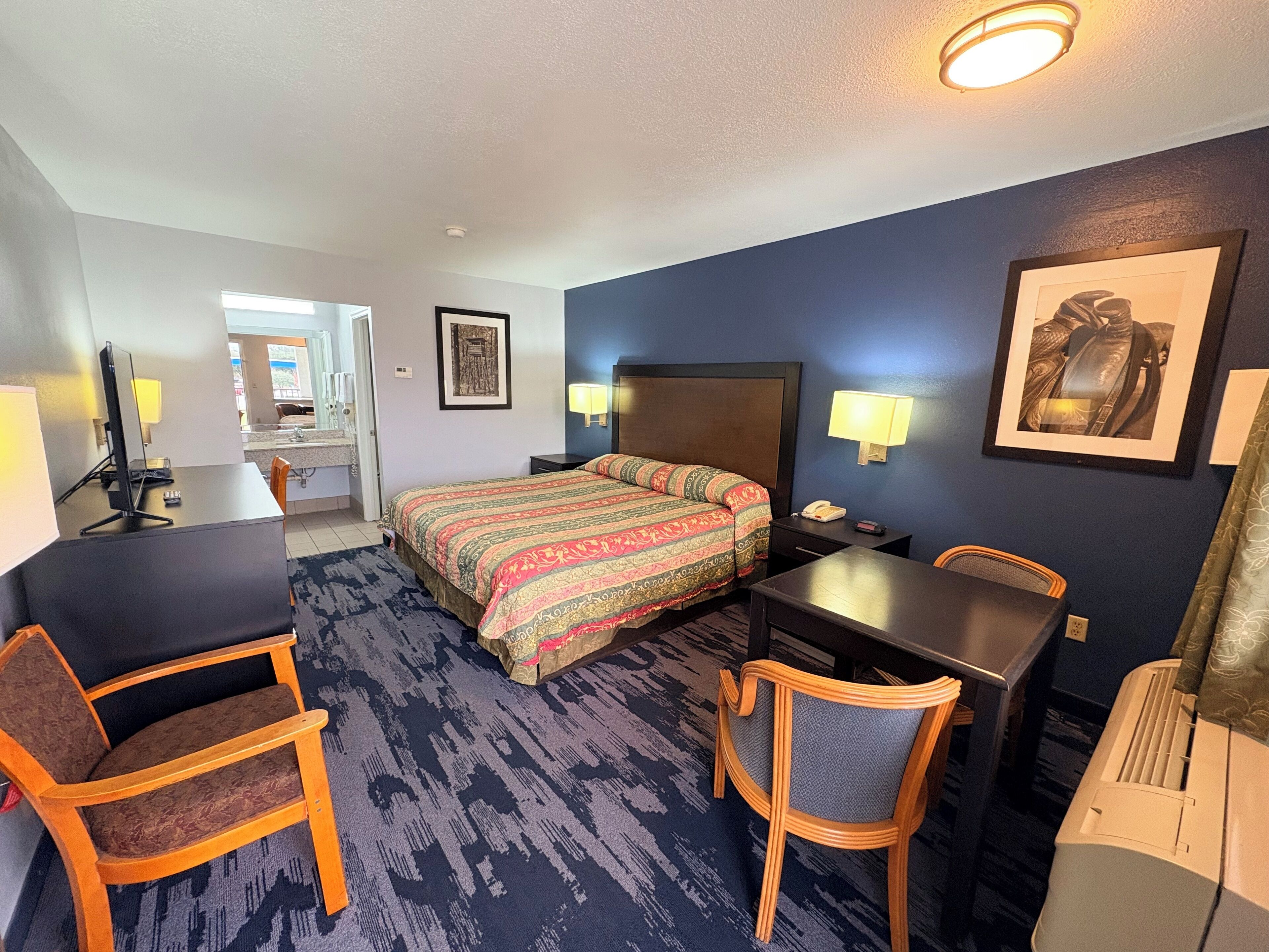 Zimmer, 1 King-Bett | Schreibtisch, schallisolierte Zimmer, Bügeleisen/Bügelbrett