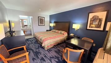 Room, 1 King Bed | Desk, soundproofing, iron/ironing board, free WiFi