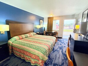 Quarto, 1 cama King | Escrivaninha, quartos à prova de som, ferros/tábuas de passar roupa