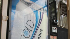A vending machine labeled "COLD DRINKS" with a snowflake design and a selection of beverages. - Scottish Inns Westcott Street (Houston)