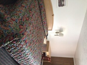 Standard Oda, 1 En Büyük (King) Boy Yatak, Sigara İçilmez | Masa, ücretsiz kablosuz İnternet