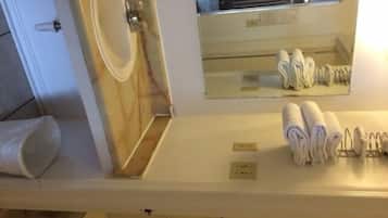 Combined shower/tub, free toiletries, towels
