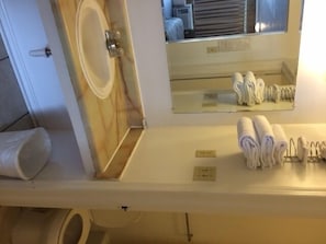 Combined shower/tub, free toiletries, towels