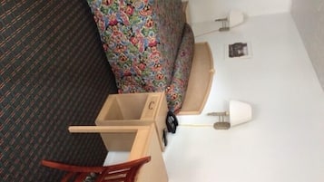 Standard Room, 1 King Bed, Non Smoking | Desk, free WiFi