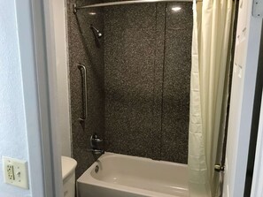 Bañera con ducha, toallas
