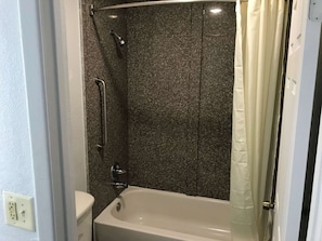 Combined shower/bathtub, towels