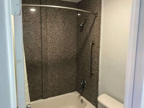 Combined shower/bathtub, towels - Suburban Studios North Charleston I-526 (North Charleston)
