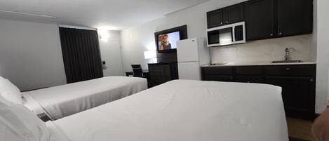 Huone, 2 parisänkyä, tupakointi kielletty | 1 makuuhuone, ylelliset vuodevaatteet, työpöytä, lisävuoteet