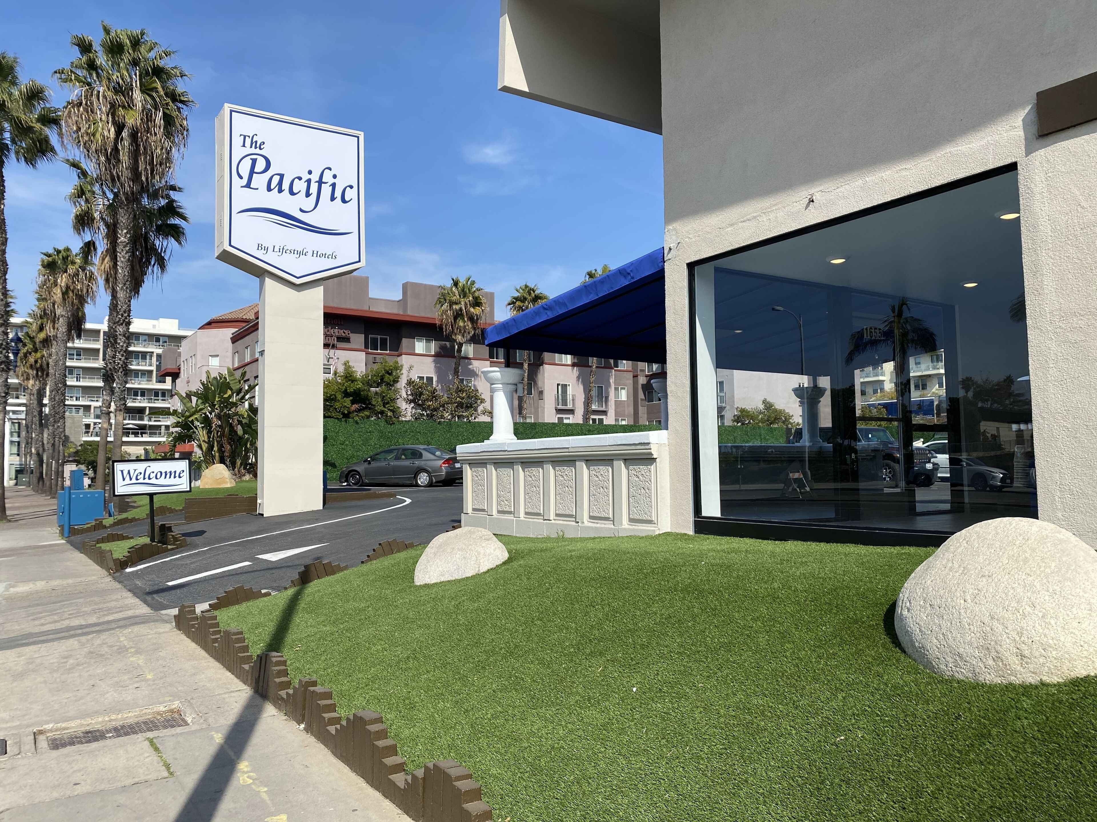 Vista frontal de la propiedad