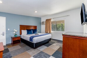 Standardrum - 1 kingsize-säng | Bäddmadrasser, värdeförvaringsskåp på rummet och mörkläggningsgardiner