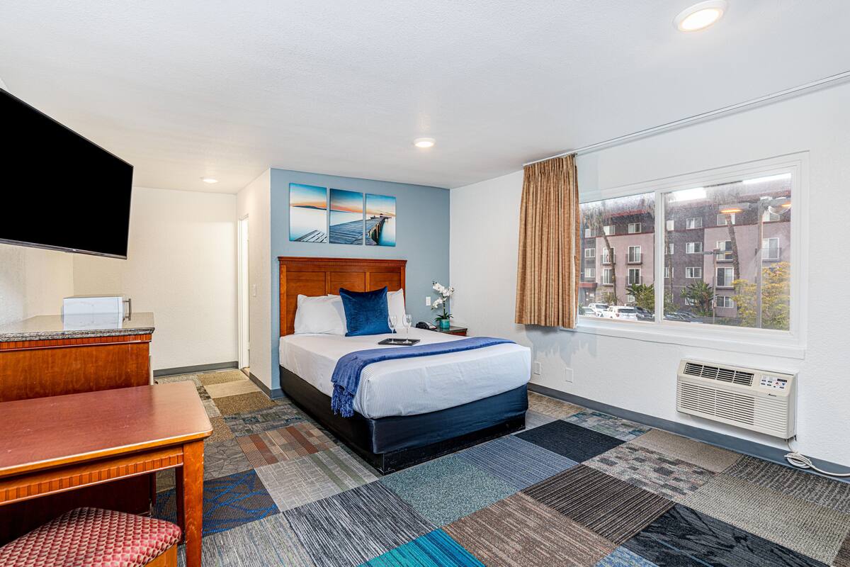 Standard Room, 1 Queen Bed | Pillowtop beds, in-room safe, blackout drapes