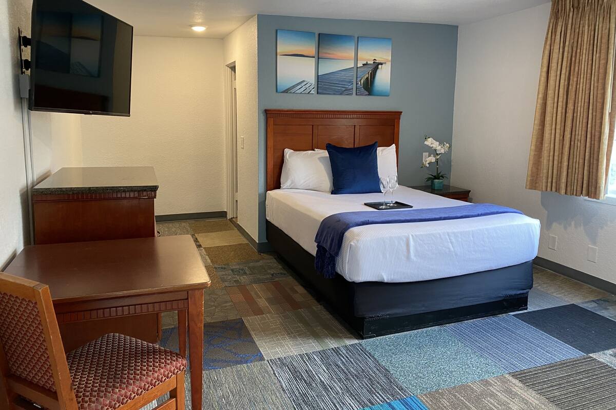 Pillowtop beds, in-room safe, blackout drapes