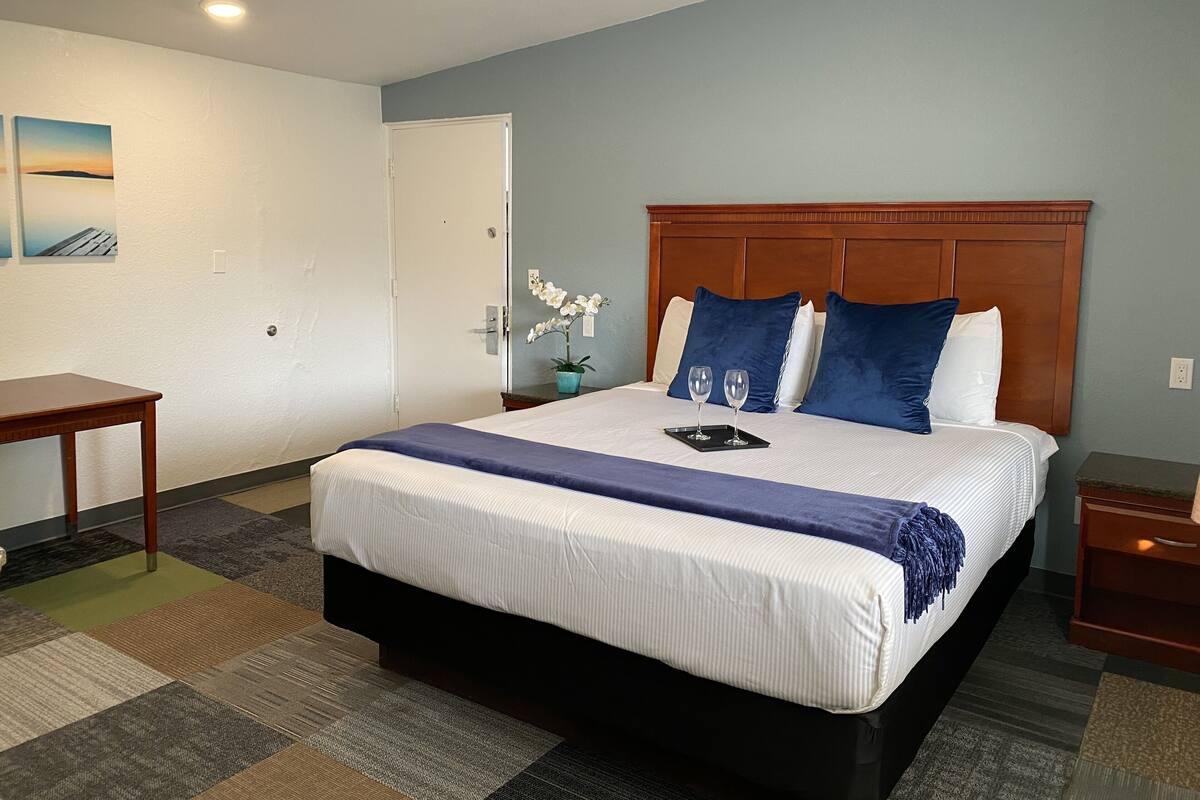 Pillowtop beds, in-room safe, blackout drapes