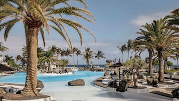 2 piscines extérieures, parasols de plage, chaises longues