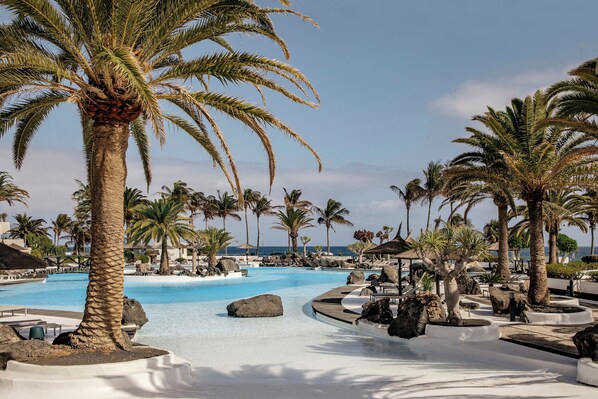 2 piscines extérieures, parasols de plage, chaises longues