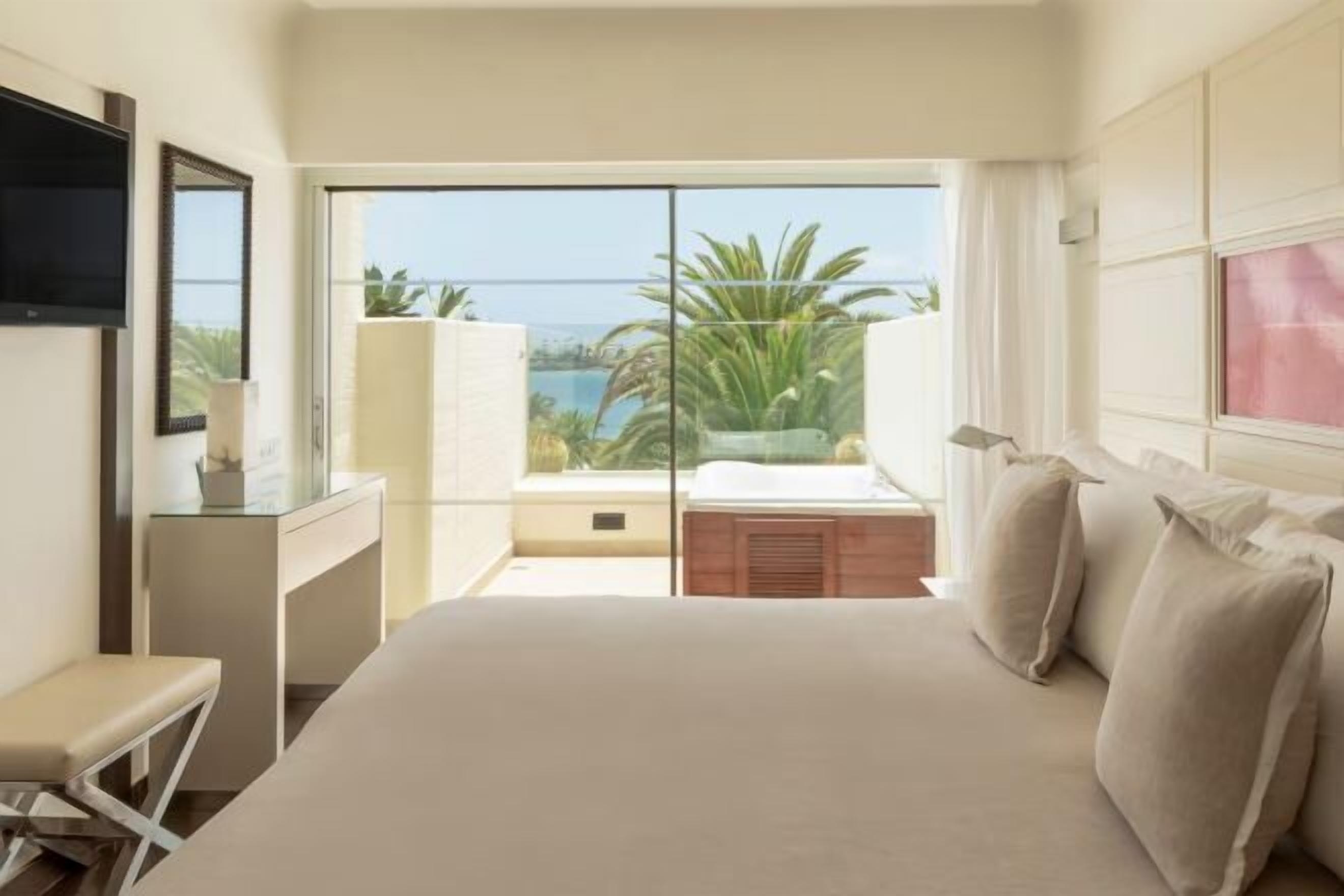 Premium bedding, down duvets, free minibar, blackout curtains