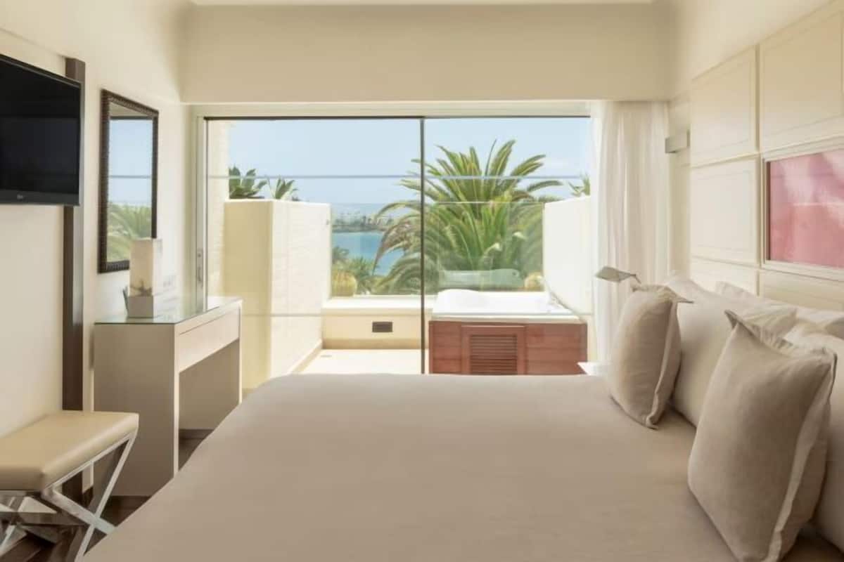 Premium bedding, down duvets, free minibar, blackout curtains